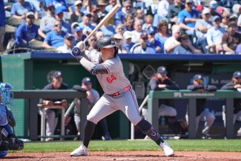 San Diego Padres, Utility Infielder Jose Miranda Agree To Minor League Pact