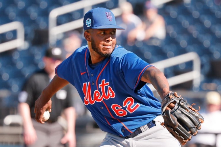 San Diego Padres Sign Pitcher Daison Acosta