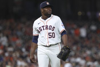 Royals to Sign Reliever Hector Neris on Minor League Deal