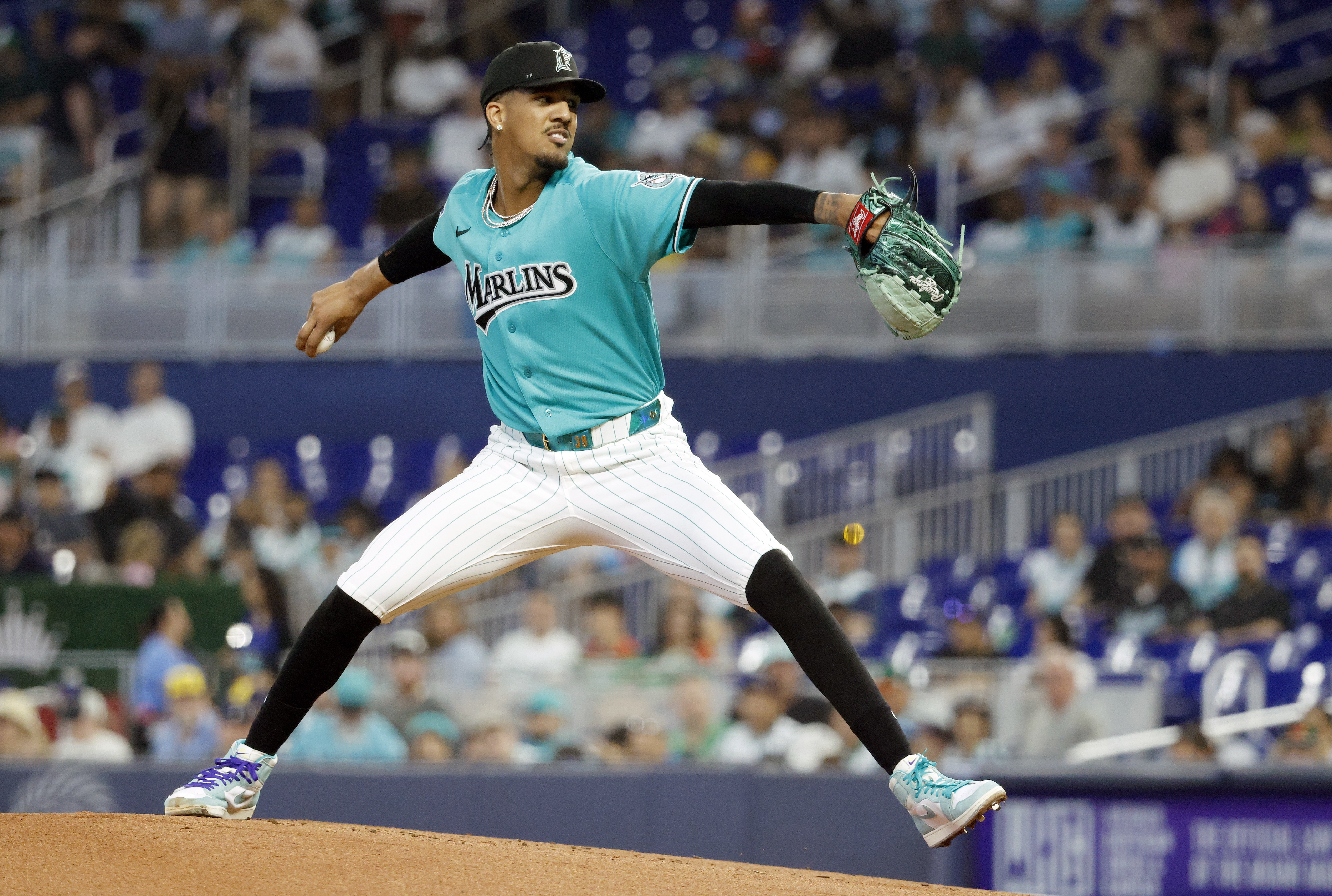 More information about "Eury Pérez outduels Misiorowski as Marlins salvage series finale vs. Brewers"