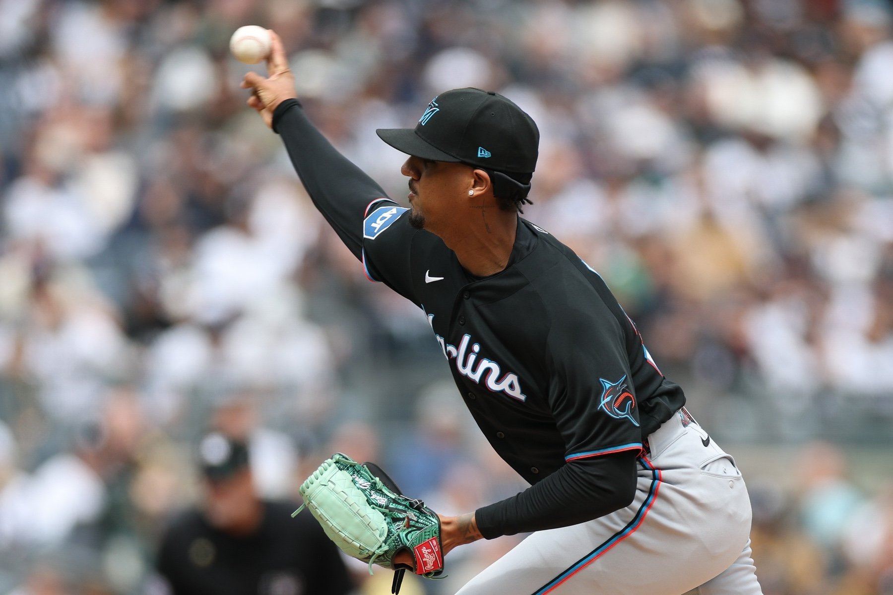 More information about "Eury Pérez fails in unfamiliar way, walking half-dozen Yankees"