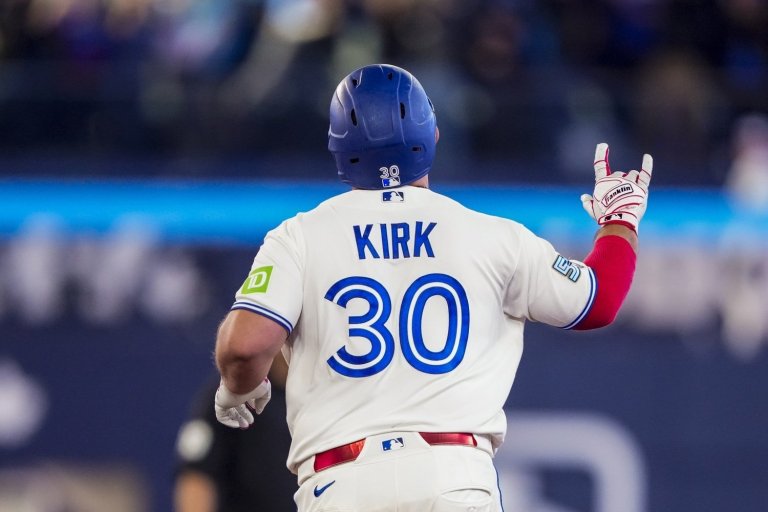 Alejandro Kirk Exits With Thumb Injury