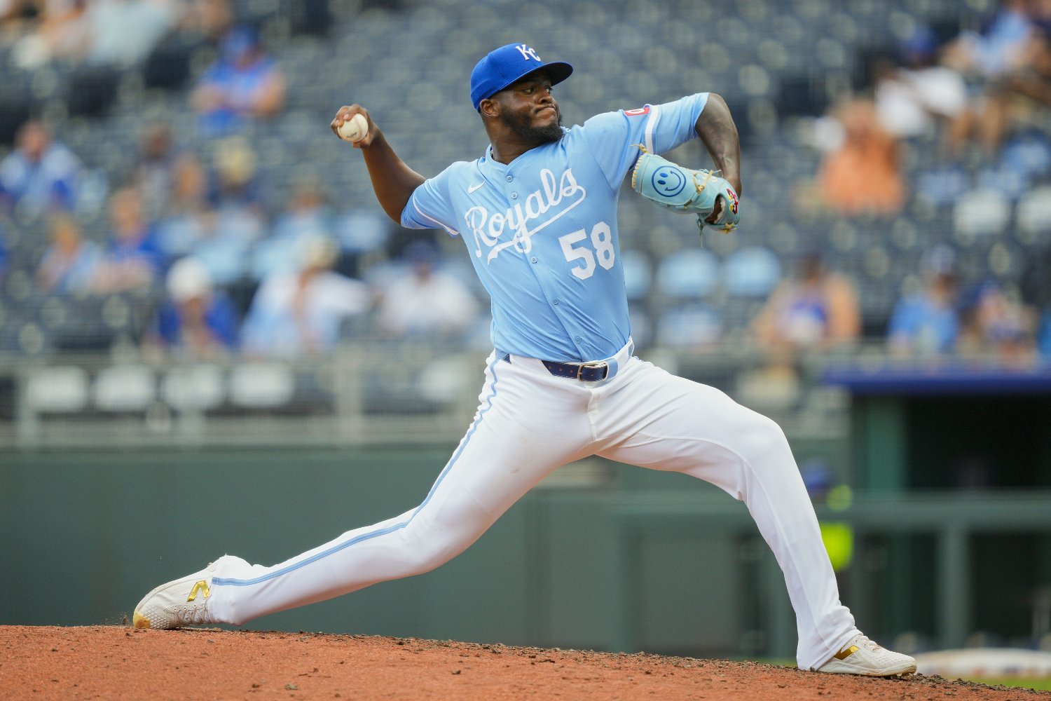 More information about "Source: Royals to Call-Up Pitcher Luinder Avila"