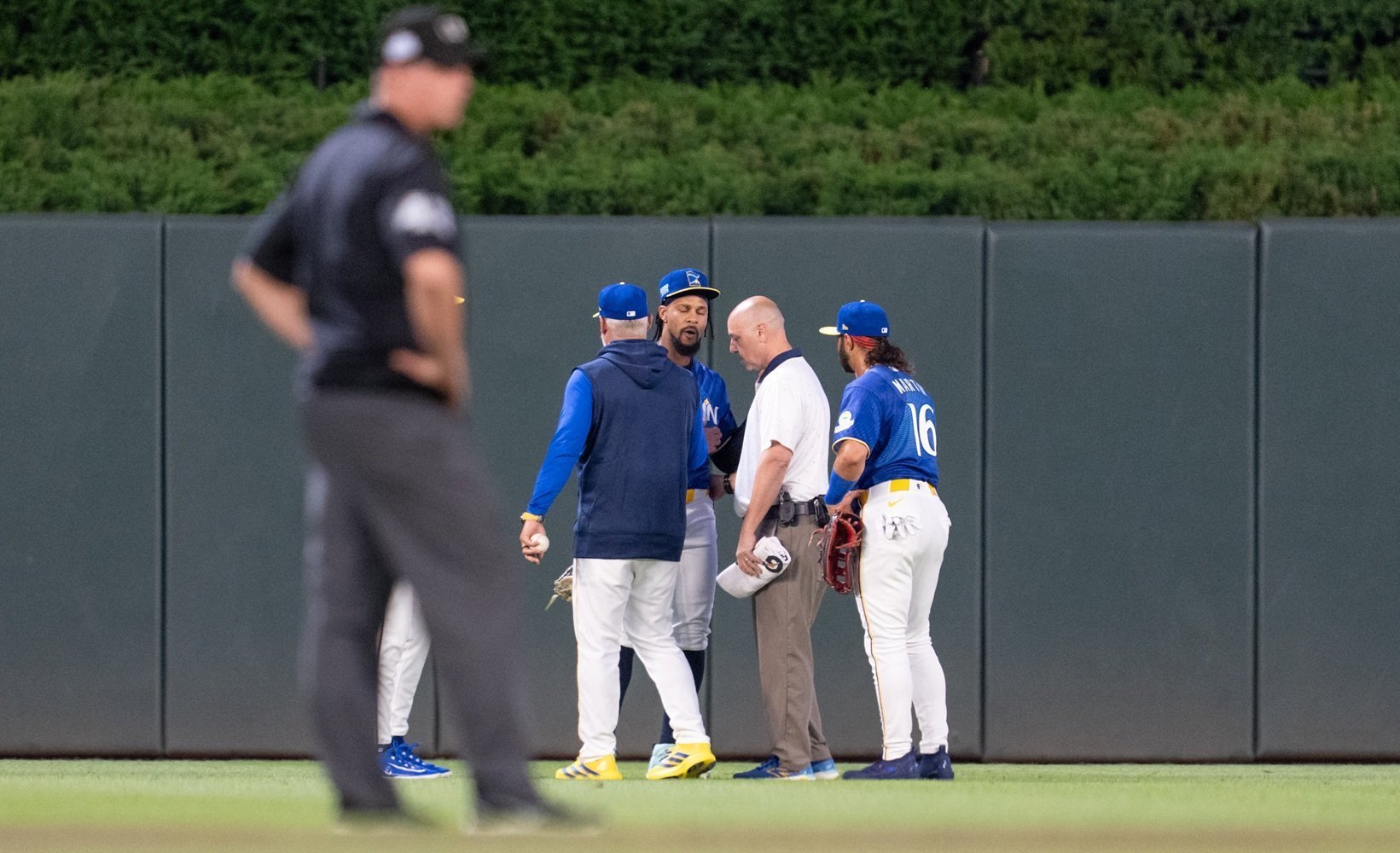 More information about "Byron Buxton Avoids Major Injury Scare as Twins Breathe a Sigh of Relief"