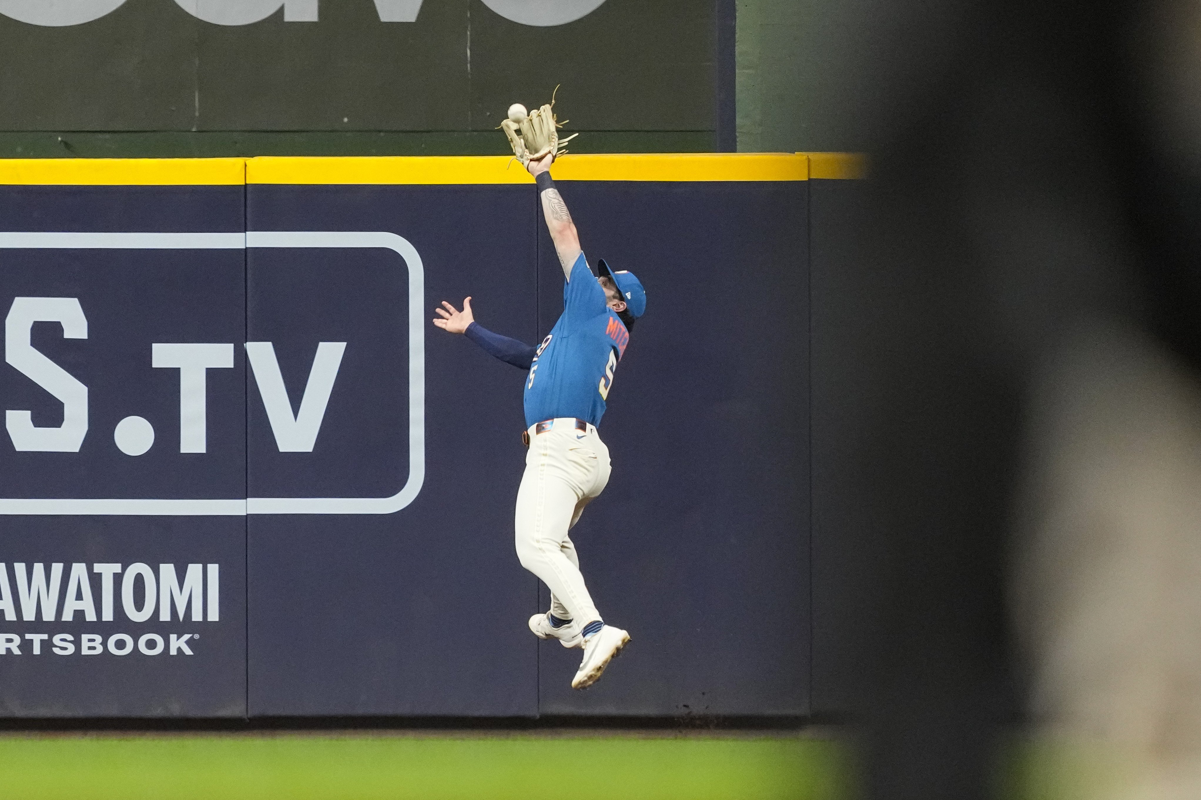 More information about "Marlins defeated by Garrett Mitchell's great catches, walk-off"