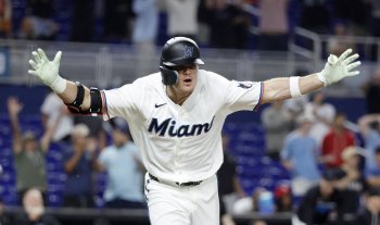 Marlins snap losing streak in walk-off fashion