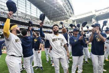 Brewers Unveil Roster For NL Division Series